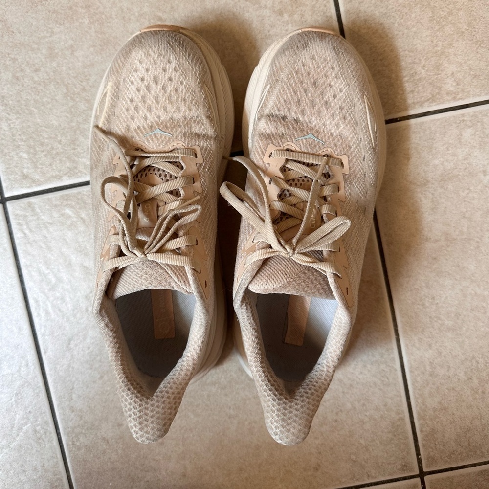 Hoka Clifton 9 in Shifting Sand/Eggnog